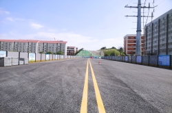 托子沖南路主幅路通車，新學(xué)校旁拉通了一條便民路
